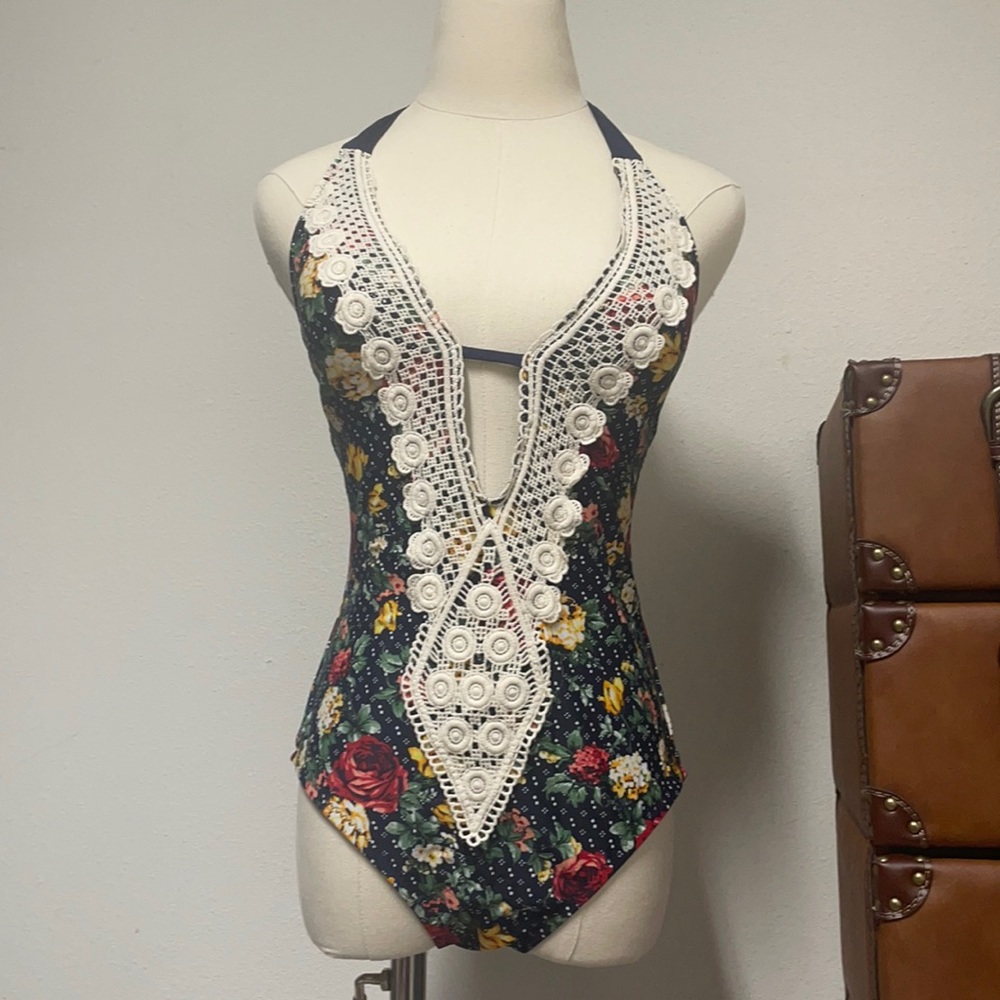 TARGET/MOSSIMO NWT SIZE S NAVY FLORAL CROCHET PLUNGE V-NECK ONE-PIECE SWIMSUIT